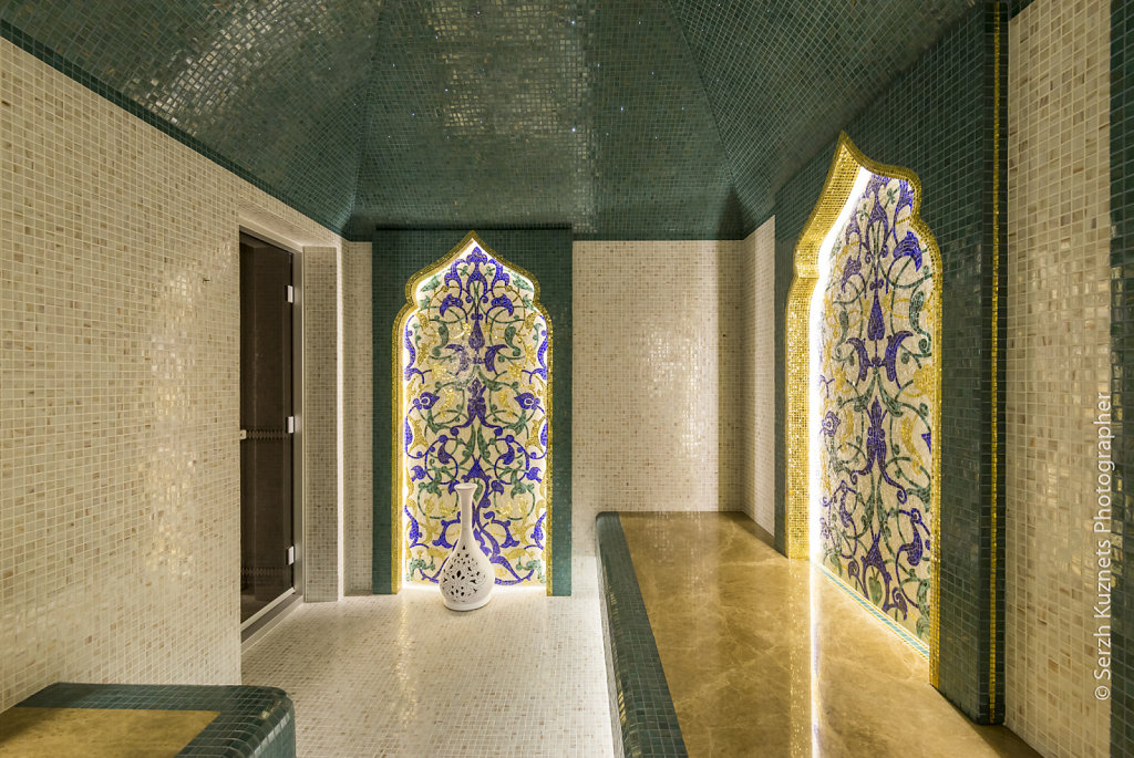Турецкий хаммам в мозаике из золота и цвета зелёного папоротника.