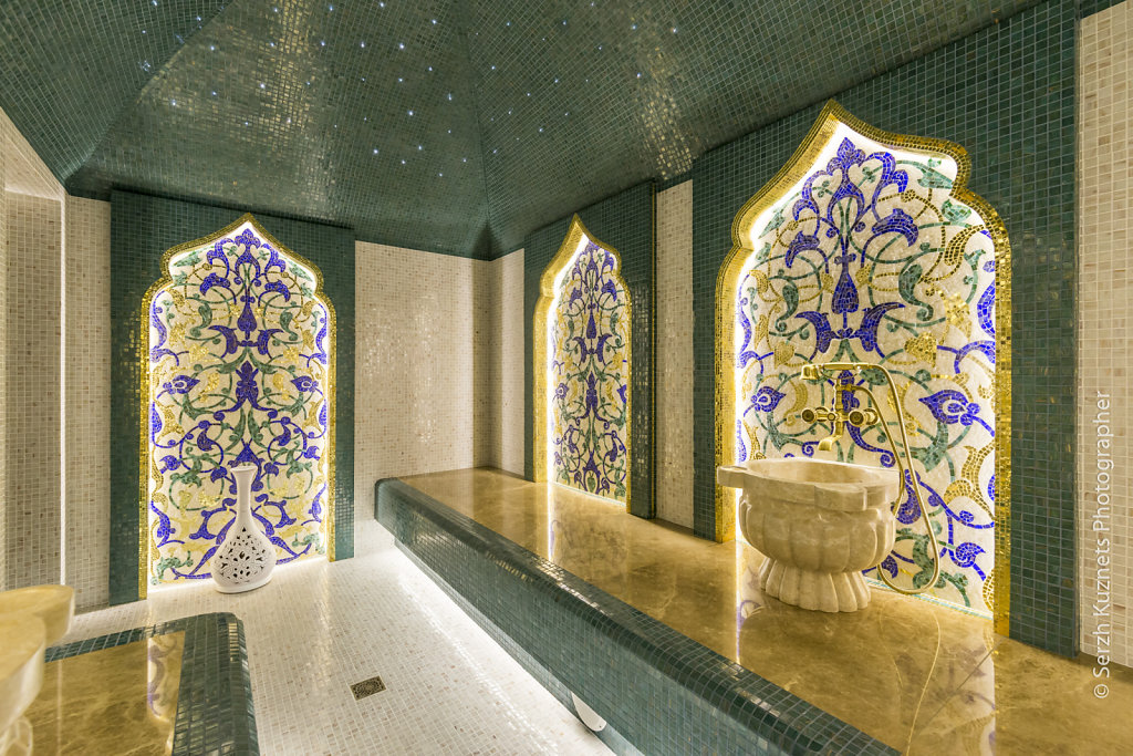 Турецкий хаммам в мозаике из золота и цвета зелёного папоротника.